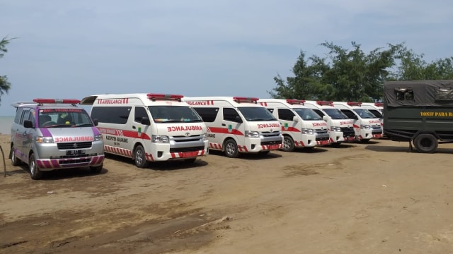 Ambulance dan TNI mulai bersiaga untuk proses evakuasi Lion Air JT610 (Foto: Paulina Herasmaranindar/kumparan)