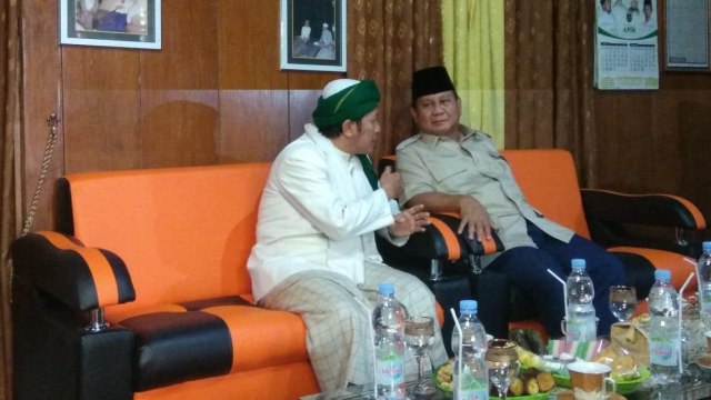 Capres Prabowo Subianto berkunjung ke pimpinan Ponpes Al Kaumani (APIK), KH. M Sholahuddin Humaidulloh di Kendal, Jawa Tengah, Senin (29/10/2018). (Foto: Dok. Tim Media Prabowo)