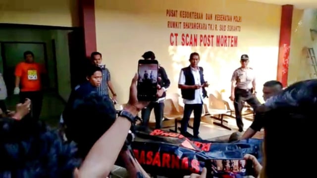 7 Kantung Jenazah tiba di RS Polri Kramat Jati, Senin (29/10/2018). (Foto: Rafyq Panjaitan/kumparan)