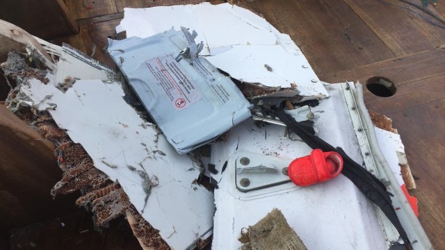 Pintu darurat pesawat Lion Air yang ditemukan di lokasi, Senin (29/10/2018). (Foto: Mirsan Simamora/kumparan)