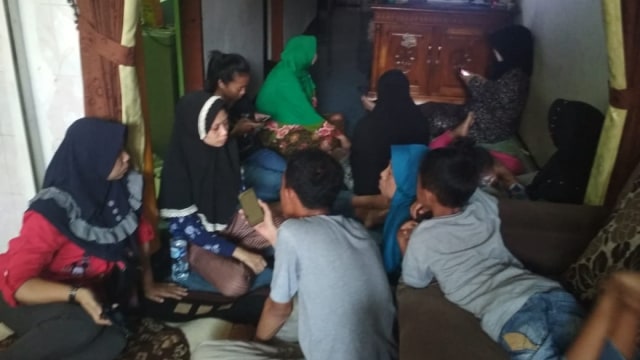 Keluarga Derly Fida Febrianto, korban jatuhnya pesawat Lion Air JT-610 asal Surabaya (Foto: Phaksy Sukowati/kumparan)