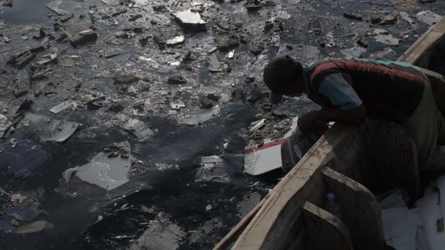 Pintu darurat pesawat Lion Air yang ditemukan di lokasi, Senin (29/10/2018). (Foto: Aditia Noviansyah/kumparan)