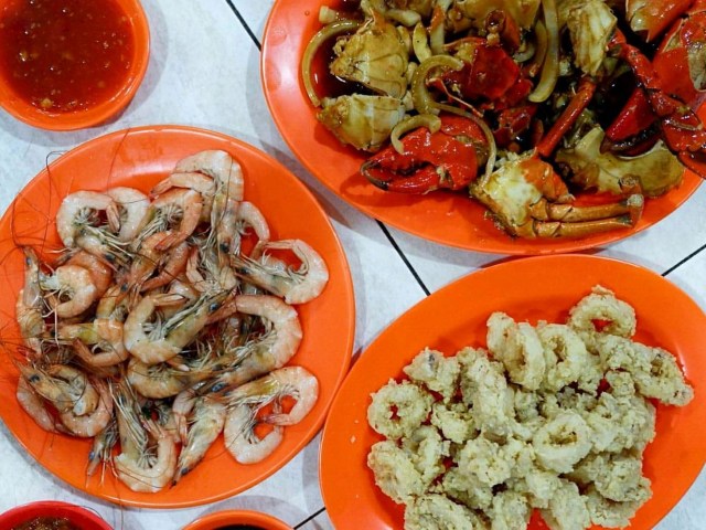 Kepiting Saos Tiram, Udang Goreng, dan Cumi Tepung di Seafood Wiro Sableng (Foto: Istimewa)