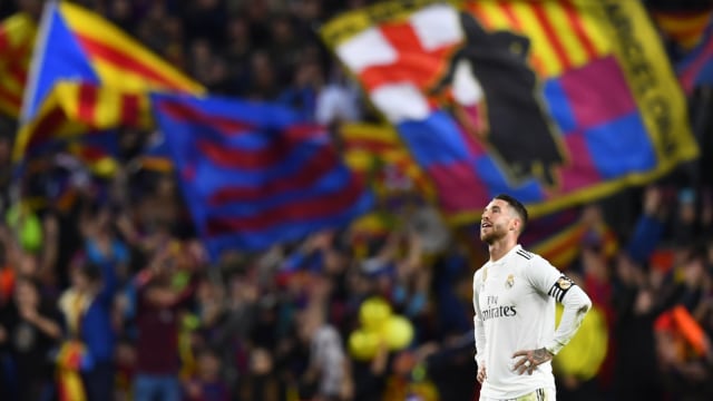 Sergio Ramos menunjukkan ekspresi frustrasi saat Real Madrid dikalahkan Barcelona. (Foto: Gabriel Bouys/AFP)
