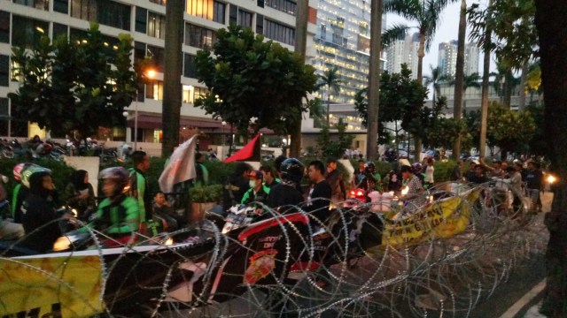 Suasana demo Grab di depan gedung Lippo Kuningan, Jakarta, Senin (29/10/2018). (Foto: Aprilandika Pratama/kumparan)