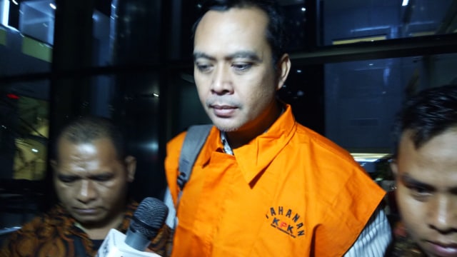 Manager Legal PT BAP Teguh Dudy Syamsury Zaldy usai jalani pemerikasaan di gedung KPK, Senin (29/10/2018). (Foto: Aprilandika Pratama/kumparan)