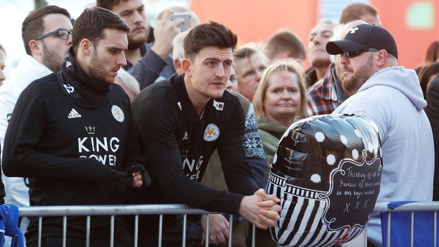 Harry Maguire dan Matty James bertaziah ke King Power Stadium. (Foto: Reuters/Peter Nicholls)