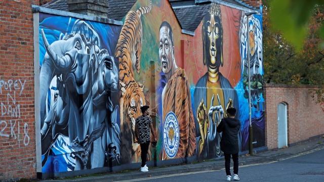 Vichai Srivaddhanaprabha diabadikan dalam mural di sebuah sudut kota Leicester. (Foto: Reuters/Peter Nicholls)