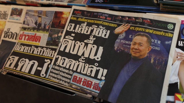 Surat kabar Thailand mewartakan kematian Vichai Srivaddhanaprabha. (Foto: Reuters/Jorge Silva)