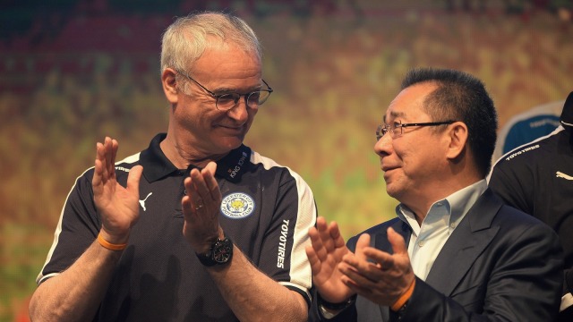 Claudio Ranieri bersama Vichai Srivaddhanaprabha di Bangkok. (Foto: AFP/Christophe Archambault)