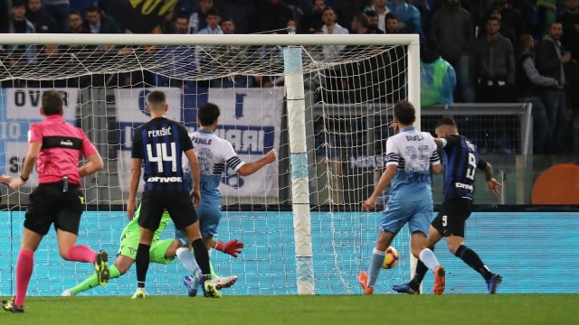 Mauro Icardi mencetak gol ke gawang Inter. (Foto: Reuters/Tony Gentile)