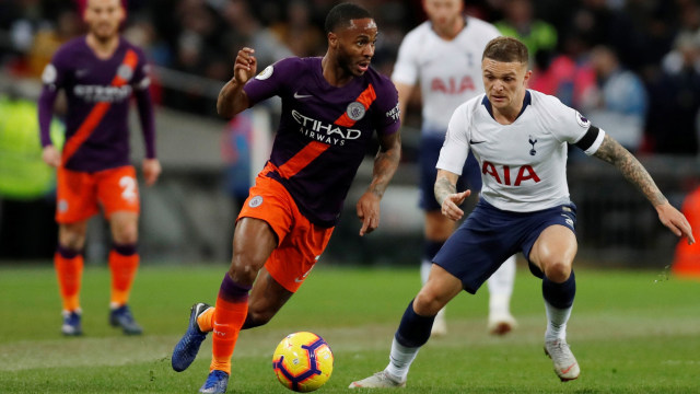 Raheem Sterling (kiri) melindungi bola dari Kieran Tripper (kanan). (Foto: Action Images via Reuters/Paul Childs)