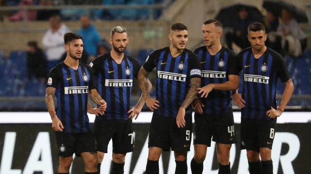 Para pemain Inter berpose layaknya Peaky Blinders. (Foto: Reuters/Tony Gentile)