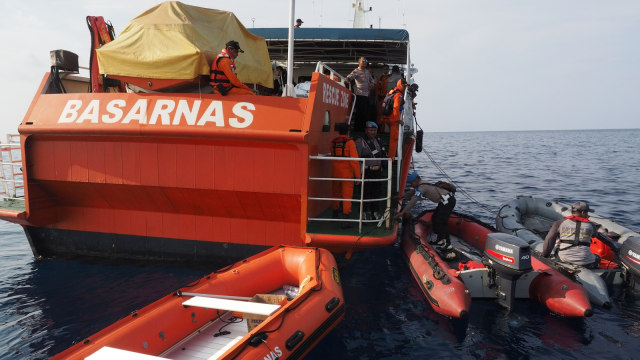 Petugas Tim SAR melakukan pencarian pesawat Lion Air JT-610 di perairan Karawang, Jawa Barat, Senin (29/10/2018). (Foto: ANTARA FOTO/Arif Ariadi)