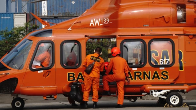 Helikopter Basarnas tiba di JICT, Selasa (30/10/2018). (Foto: Irfan Adi Saputra/kumparan)