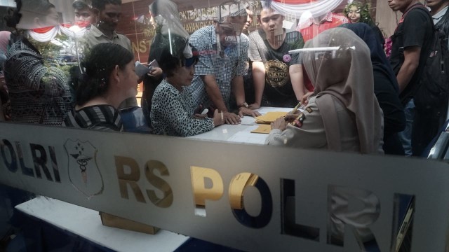 Suasana posko Ante Mortem kecelakaan pesawat Lion Air JT-610 di RS Polri, Selasa (30/10/2018). (Foto: Iqbal Firdaus/kumparan)