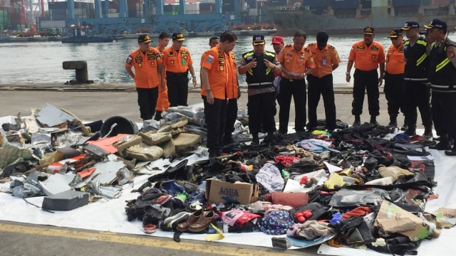 Tim Basarnas melihat barang temuan penumpang pesawat Lion Air JT-610 di dermaga JICT, Selasa (30/10/2018). (Foto: Fachrul Irwinsyah/kumparan)