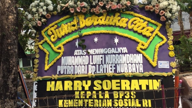 Karangan bunga di rumah korban Lion Air JT 610, Muhammad Luthfi Nurramdhani karyawan Pos Indonesia. (Foto: Marissa Krestianti/kumparan)