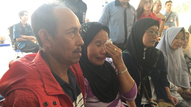 Idariyani, keluarga korban pesawat Lion Air JT-610 di crisis center Bandara Halim Perdanakusuma (Foto: Yuana Fatwalloh/kumparan)