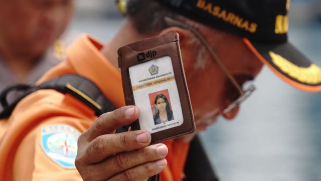 Petugas memeriksa kartu identitas korban pesawat Lion Air JT-610 di Dermaga JICT, Selasa (30/10/2018), (Foto: Irfan Adi Saputra/kumparan)