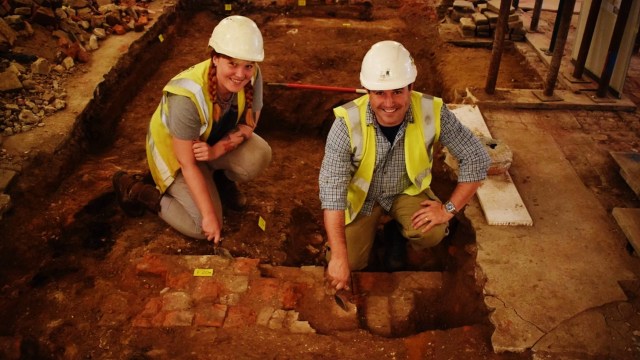 Para arkeolog CAT menemukan harta karun berupa benda-benda kuno (Foto: Colchester Borough Council)