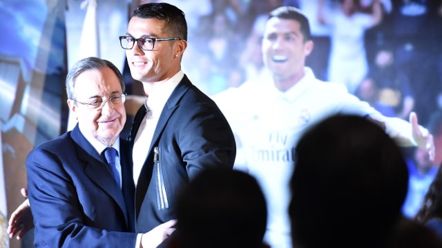Florentino Perez dan Cristiano Ronaldo. (Foto: Gerard Julen/AFP)