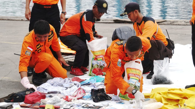 Tim Basarnas mengumpulkan barang-barang milik penumpang pesawat Lion Air JT-610 di dermaga JICT, Selasa (30/10/2018). (Foto: Irfan Adi Saputra/kumparan)