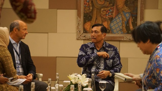 Menteri Luhut Binsar Panjaitan (tengah) dalam pertemuan bilateral di sela rangkaian Our Ocean Conference, Bali, Selasa (30/10/2018). (Foto: Abil Achmad Akbar/kumparan)