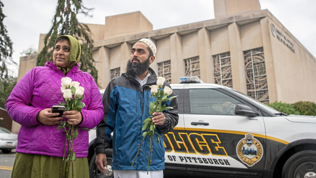 Solidaritas warga Muslim untuk Yahudi di Pittsburgh (Foto: AP/Alexandra Wimley/Pittsburgh Post-Gazette)