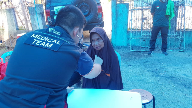 Dokter Evan memeriksa kesehatan pengungsi korban becana Donggala. (Foto: Efira Tamara/kumparan)