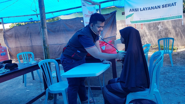 Dokter Evan memeriksa kesehatan pengungsi korban becana Donggala. (Foto: Efira Tamara/kumparan)