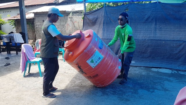 Boim (kanan), relawan Dompet Dhuafa untuk Kota Palu. (Foto: Efira Tamara/kumparan)