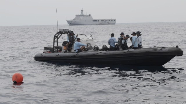 Pasukan katak melakukan penyelaman di lokasi yang diduga terdapat temuan logam yg direkam oleh sonar, Selasa (30/10/2018). (Foto: Aditia Noviansyah/kumparan)