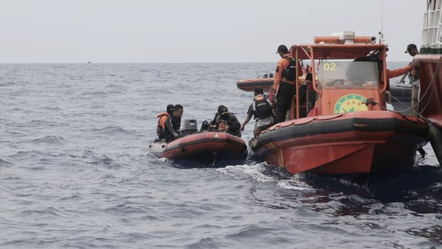 Kapal Basarnas di perairan Tanjung pakis Karawang saat melakukan pencarian korban pesawat Lion air JT 610, Selasa (30/10/2018). (Foto: Aditia Noviansyah/kumparan)