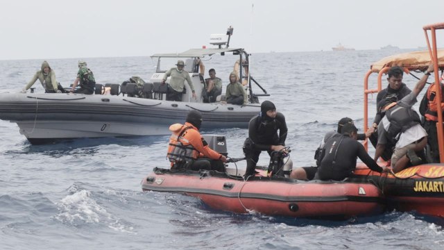 Kapal Basarnas di perairan Tanjung pakis Karawang saat melakukan pencarian korban pesawat Lion air JT 610, Selasa (30/10/2018). (Foto: Aditia Noviansyah/kumparan)