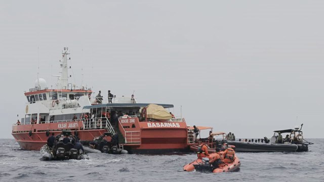 Kapal Basarnas di perairan Tanjung pakis Karawang saat melakukan pencarian korban pesawat Lion air JT 610, Selasa (30/10/2018). (Foto: Aditia Noviansyah/kumparan)