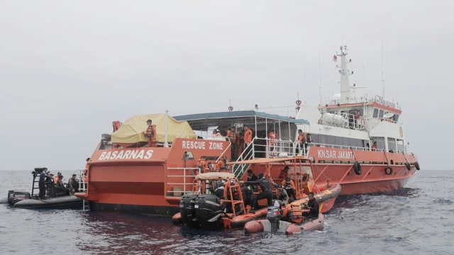 Kapal Basarnas di perairan Tanjung pakis Karawang saat melakukan pencarian korban pesawat Lion air JT 610, Selasa (30/10/2018). (Foto: Aditia Noviansyah/kumparan)