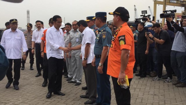 Presiden Jokowi di JICT, Tanjung Priok, Jakarta. (Foto: Fachrul Irwinsyah/kumparan)