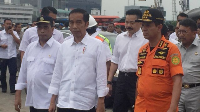 Jokowi bersama Menhub dan Kepala Basarnas tinjau JICT (Foto: Soejono Saragih/kumparan)