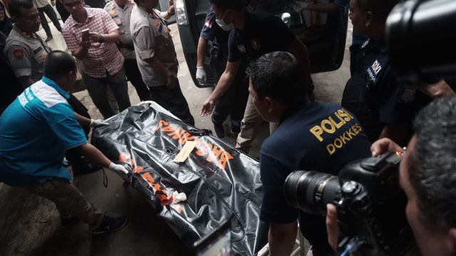 Kantung jenazah tiba di RS Polri, Jakarta, Selasa (30/10). (Foto: Iqbal Firdaus/kumparan)