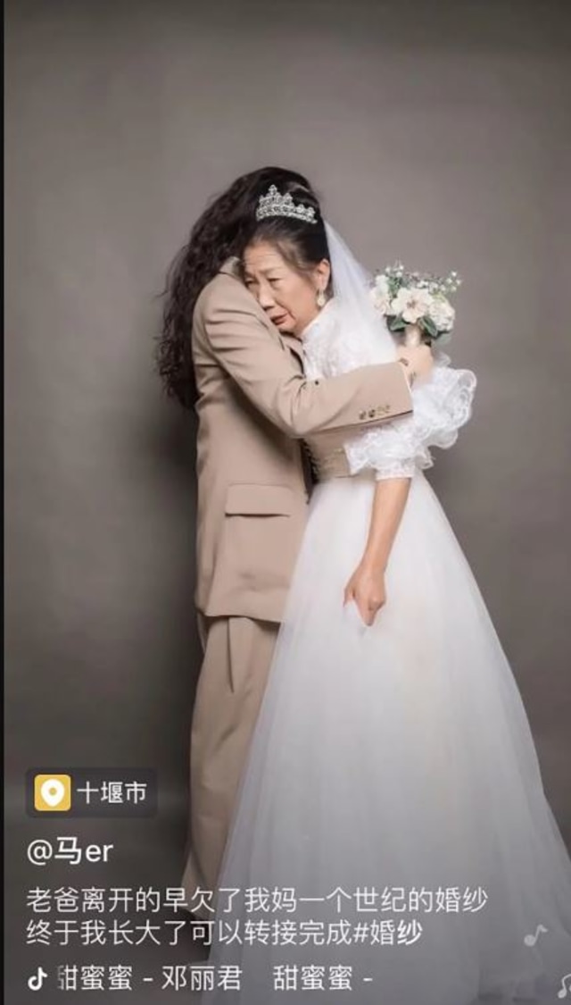 Wanita Ini Rela Menjadi Pengantin Pria Demi Foto Pernikahan Ibunya (3)