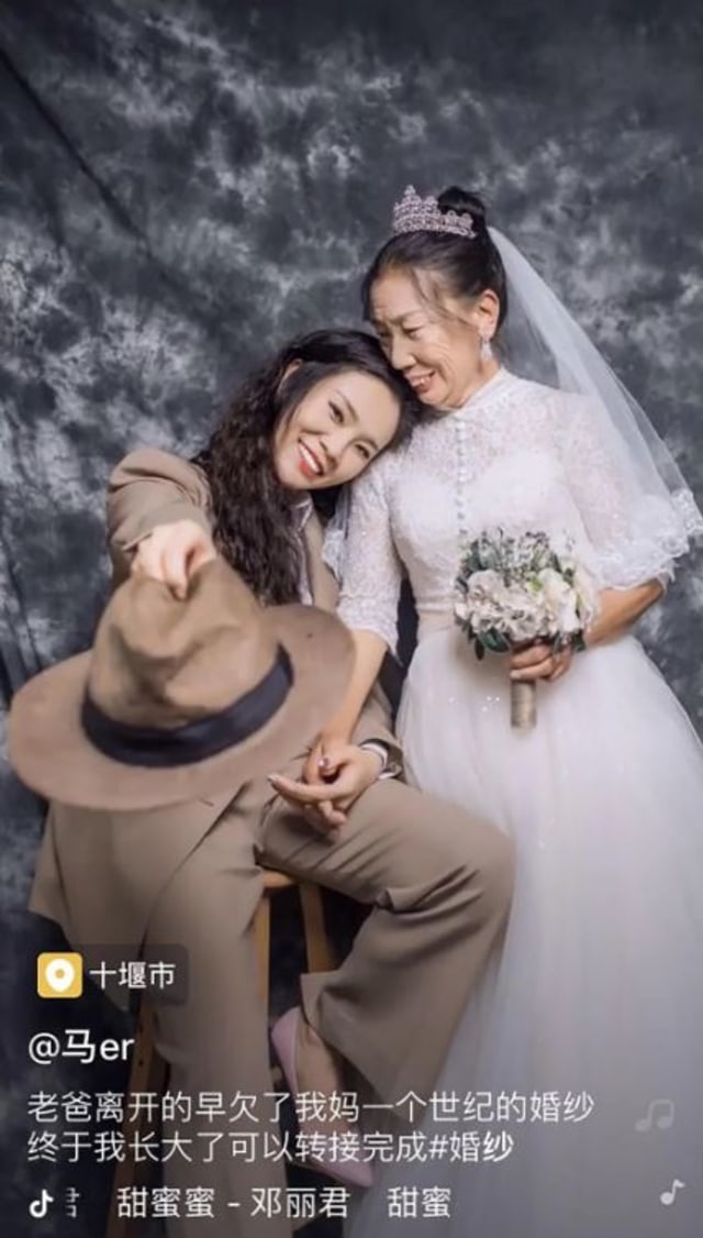 Wanita Ini Rela Menjadi Pengantin Pria Demi Foto Pernikahan Ibunya (2)