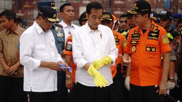 Presiden Jokowi saat meninjau dermaga JICT, Jakarta, Selasa (30/10/2018). (Foto: Irfan Adi Saputra/kumparan)