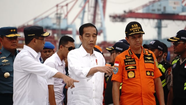 Presiden Jokowi saat meninjau dermaga JICT, Jakarta, Selasa (30/10/2018). (Foto: Irfan Adi Saputra/kumparan)