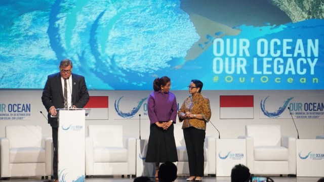 Menteri Kelautan Norwegia Harald T. Nesvik (paling kiri), Menteri KKP Susi Pudjiastuti, dan Menteri Luar Negeri Retno Marsudi (Kanan) di acara penutupan OOC 2018. (Foto: Abil Achmad Akbar/kumparan)