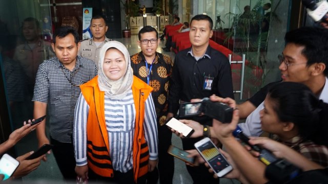 Bupati Bekasi nonaktif Neneng Hassanah Yasin usai diperiksa di KPK, Selasa (30/10/2018). (Foto: Jamal Ramadhan/kumparan)