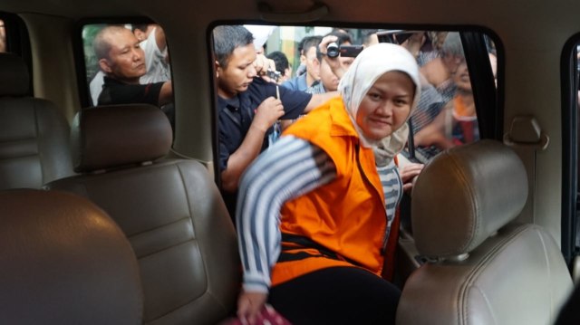 Bupati Bekasi nonaktif Neneng Hassanah Yasin usai diperiksa di KPK, Selasa (30/10/2018). Foto: Jamal Ramadhan/kumparan