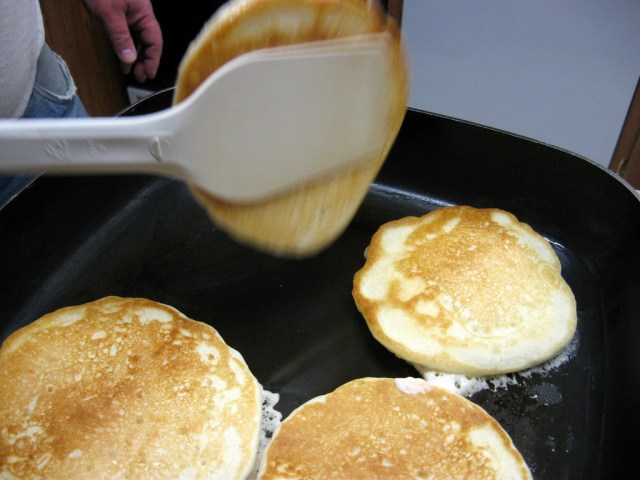 Membalik adonan pancake (Foto: flickr/ azmichelle)
