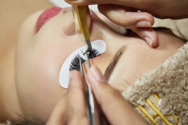 Proses pemasangan bulu mata dalam prosedur eyelash extension (Foto: dok. Everlash Lash Expert)