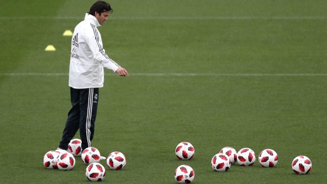 Sesi latihan perdana Santiago Solari sebagai pelatih interim Real Madrid. (Foto: REUTERS/Susana Vera)